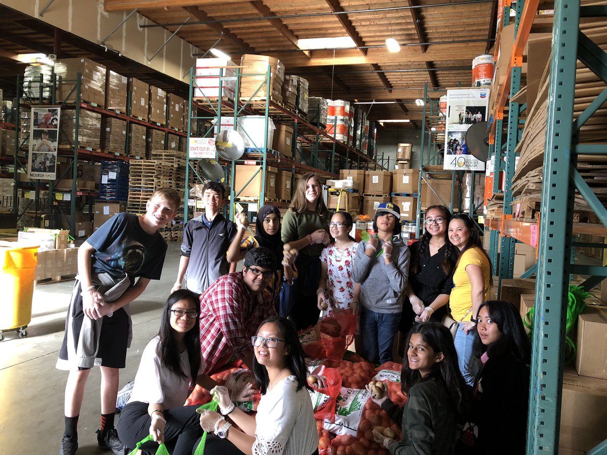 Mendozascience1's tweet image. #CJSF volunteering at the Contra Costa Food Bank. #smsgiants