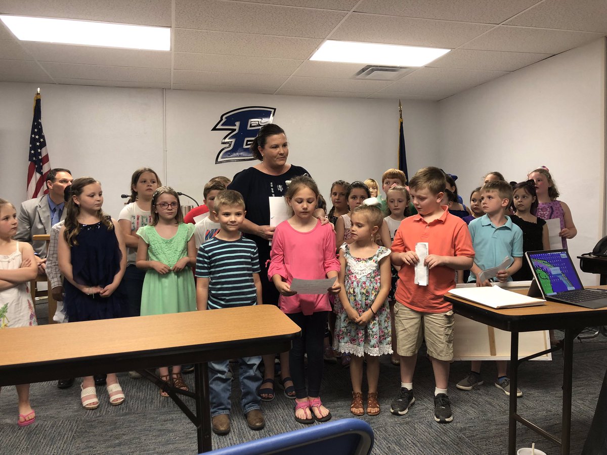 Estill_Springs's tweet photo. Tonight Estill Springs students put on a great presentation at the @EstillCountyBOE  @KEDC @KyCharge #eseistheplacetobe https://t.co/zJrgEZZrqU