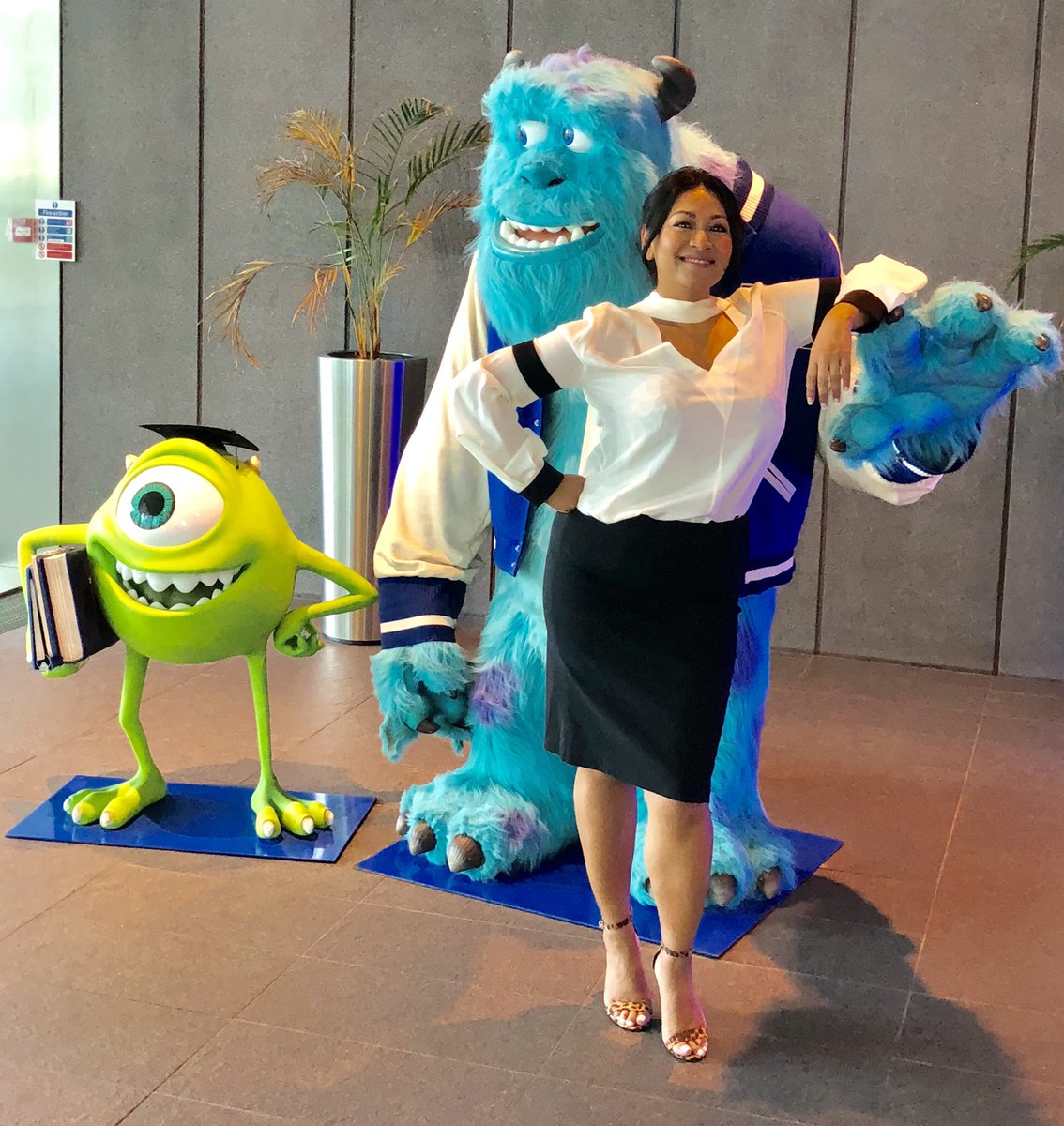 DrDaisyBennett's tweet photo. I am back in the @SkyNews studios with @skystephen @skygillian #bankholiday #GoodFriday at 7.15am talking about #hayfever, #pollenbomb, high pollen count, #asthma, the warm weather this #Easter #BankHolidayWeekend. Top tips on managing hay fever symptoms. 😎☀️ https://t.co/TM5Z9TOSFi