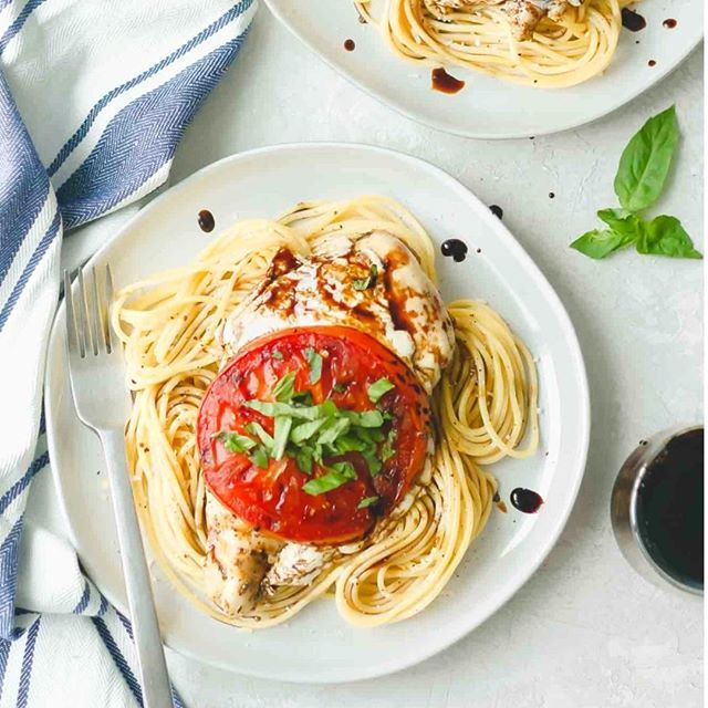 DstnDelish's tweet photo. It doesn't get any easier than this Sheet Pan Caprese Chicken! Five ingredients, one pan, and 30 minutes are all you need to make this healthy Italian-inspired meal. Serve it over pasta or zucchini noodles!⠀
⠀
Find the recipe on the @easychickenrecipes blog!⠀
⠀
#caprese … https://t.co/zzOQGTREuf