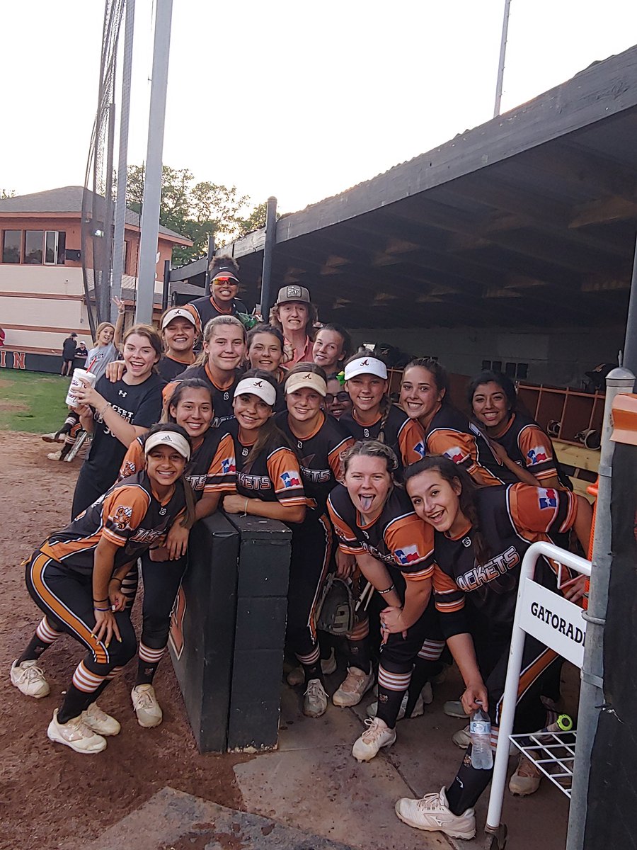 AlvinHSJackets's tweet photo. Alvin Lady Jackets having fun in between innings!!!
#crazyjackets https://t.co/biQAMBm46s