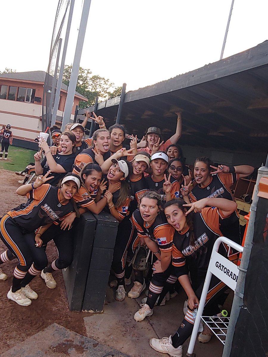 AlvinHSJackets's tweet photo. Alvin Lady Jackets having fun in between innings!!!
#crazyjackets https://t.co/biQAMBm46s