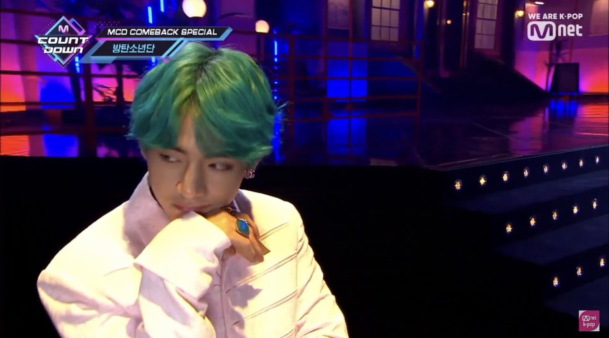 daydreamwithv's tweet photo. Best photo transitions of V ✨ #Mnetcomebackspecial #BTSCOMEBACK https://t.co/laixhAlrvb