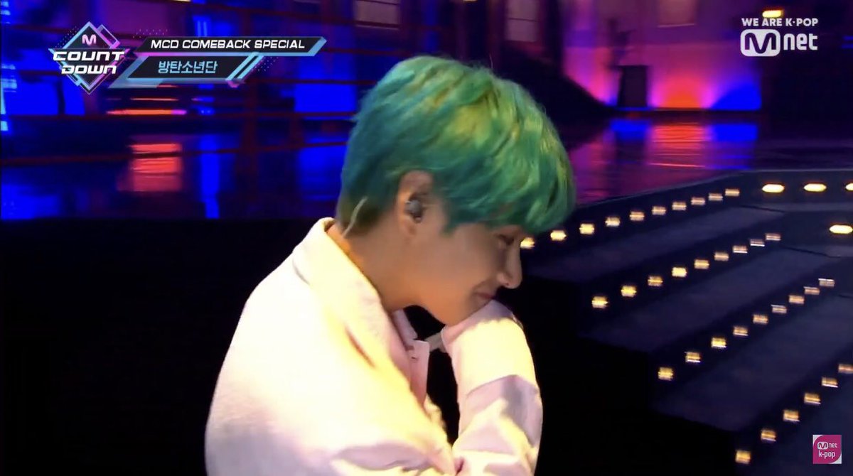 daydreamwithv's tweet photo. Best photo transitions of V ✨ #Mnetcomebackspecial #BTSCOMEBACK https://t.co/laixhAlrvb