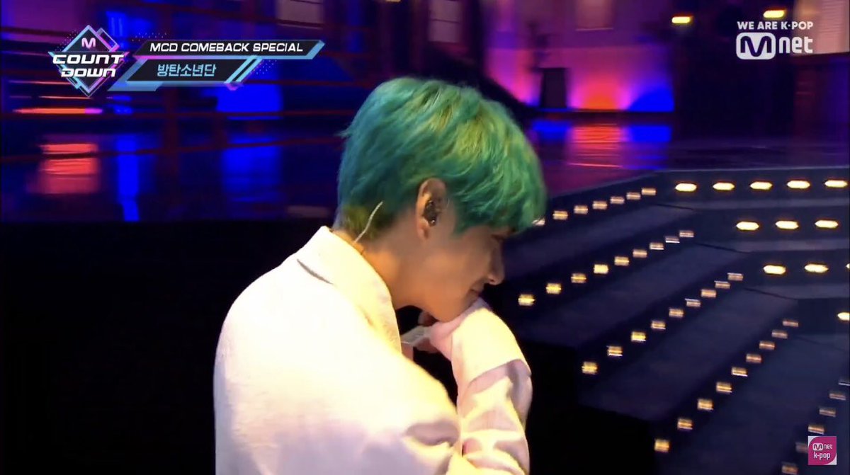 daydreamwithv's tweet photo. Best photo transitions of V ✨ #Mnetcomebackspecial #BTSCOMEBACK https://t.co/laixhAlrvb