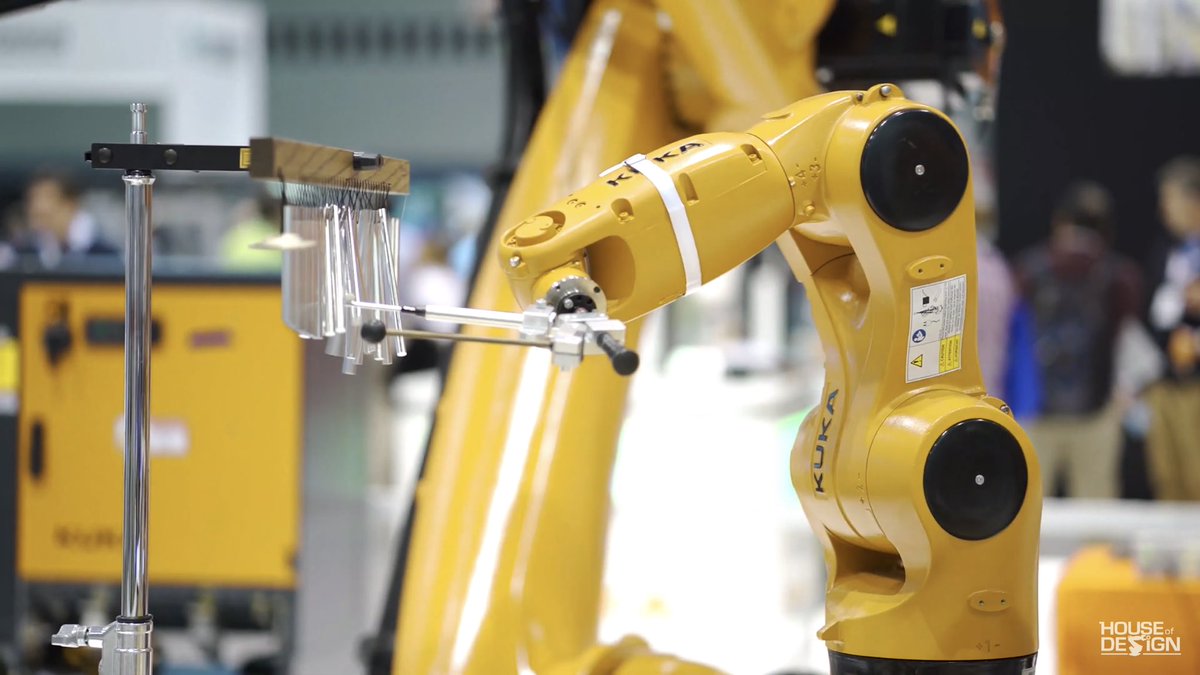 AndyRobot's tweet image. These @KUKA_Americas #Robots are showing their soft touch powered by #RobotAnimator software. #art #design #music See video here: youtube.com/watch?v=j49d_o…