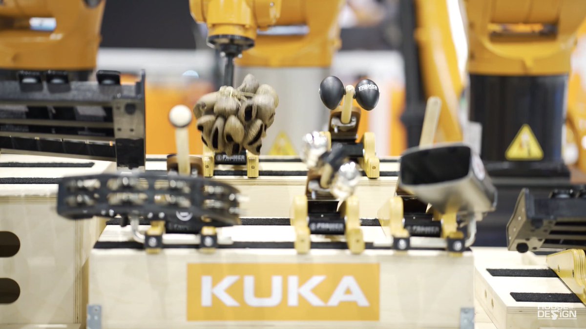 AndyRobot's tweet image. These @KUKA_Americas #Robots are showing their soft touch powered by #RobotAnimator software. #art #design #music See video here: youtube.com/watch?v=j49d_o…