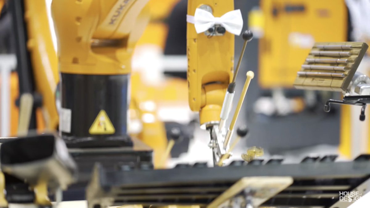 AndyRobot's tweet image. These @KUKA_Americas #Robots are showing their soft touch powered by #RobotAnimator software. #art #design #music See video here: youtube.com/watch?v=j49d_o…