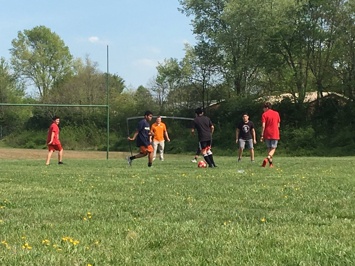 MeadowviewELL's tweet photo. Yellow House Soccer #WeAreMV #YellowHouse #YellowHouseSoccer2019 https://t.co/r9i7uKj479