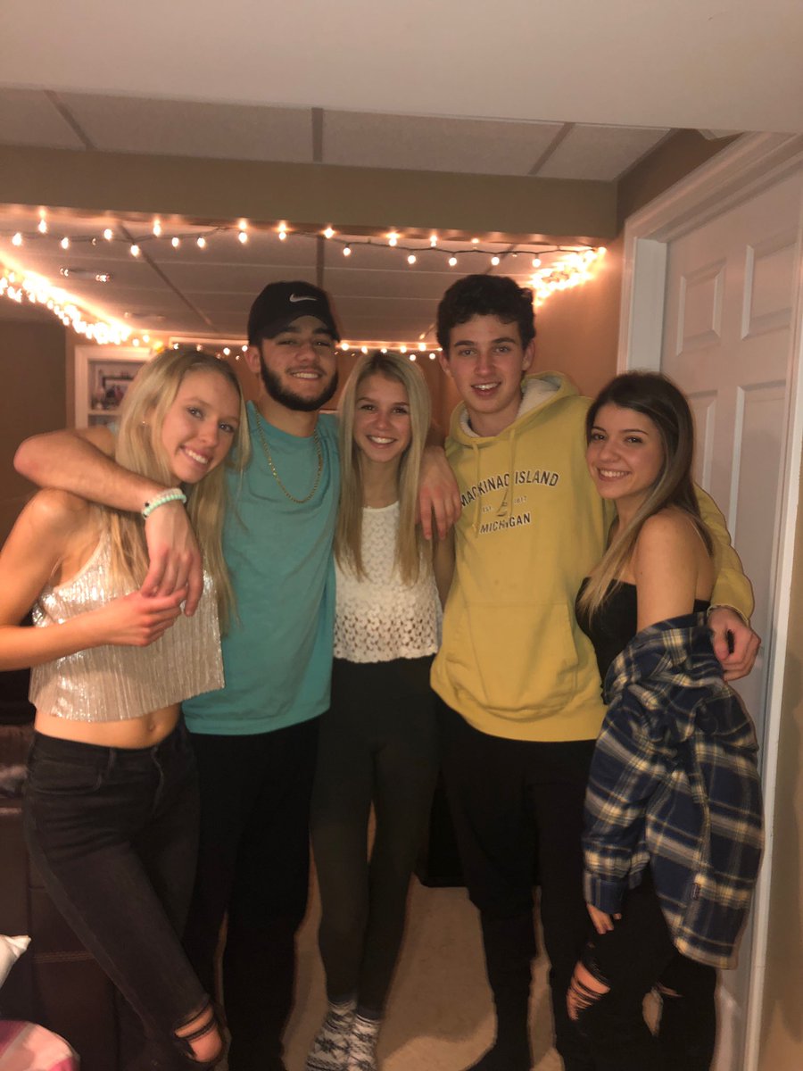 mikaylacraw's tweet photo. happy birthday Vanessa! Hope it was a good one! miss you girl 🤩💓 @vanessa_mitev https://t.co/9PExp4CZjz