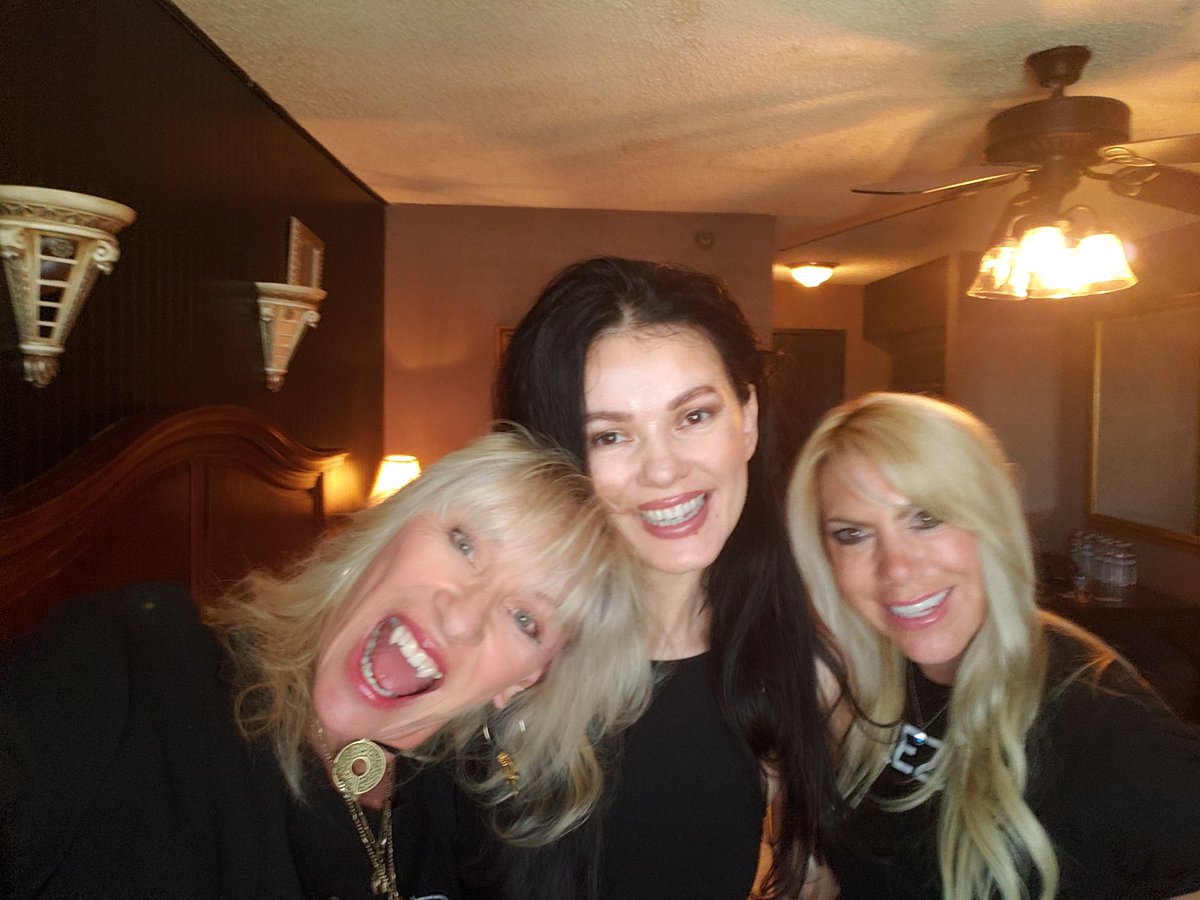 PattiNegri's tweet photo. Girls arrive in Vegas for a vampirecon weekend and endless night vampire ball. Still time to join us! You know you want to. ;0)  Code pattilv2019 for 10% off! #EndlessNightVB #vampirecon  #vampire #seance #HollywoodMedium #goodwitch https://t.co/p5RIsRtKSv