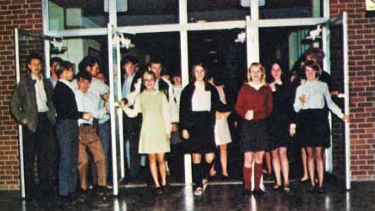 WestRomeAlumni's tweet photo. 1969: Two major changes at @RomeCitySchools #MainHighSchool closed. Dress Code changed to allow Females to wear Pants to School! 👖 🏫 👍 https://t.co/HF67HBjM3W