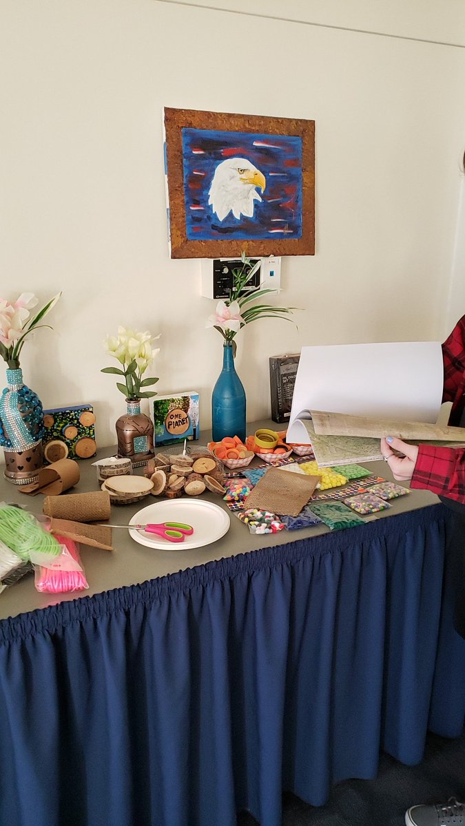 StudentLEAF's tweet image. Come make some some upcycled art with us at the UC in Spruce B-C! Make the best art, and win an oil color art set!