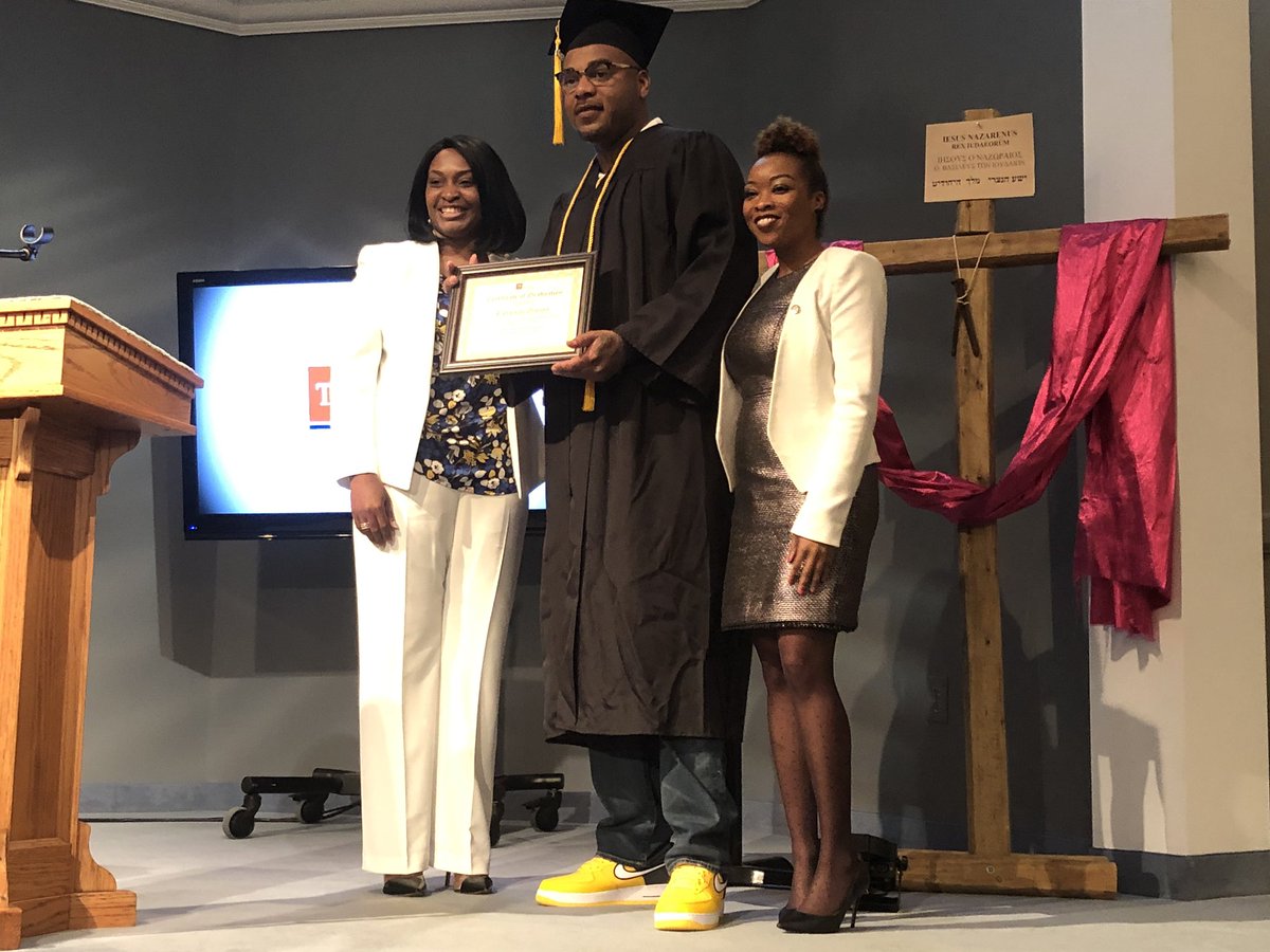 j_acrs's tweet photo. Today we celebrate the graduates of the Nashville Day Reporting Center, an alternative to incarceration, for people who have suffered the scourge of addiction. In recovery they rejoin their families and our communities to lead independent, successful and productive lives #TNTDOC https://t.co/USFyeKh4Mv