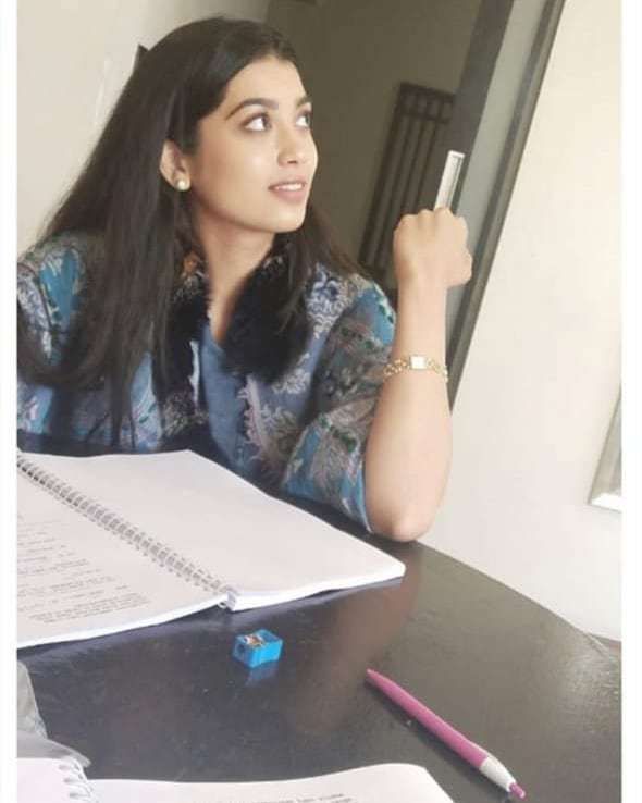 Merry55438701's tweet photo. Happy friday princess @diganganasuryavanshi 😍😍😘💕💕💕 lagi liat apa sich 😂😂😂 #diganganasuryavanshi #missusomuch #muchlove https://t.co/tWpS18WEPO https://t.co/2YhanJxgZI