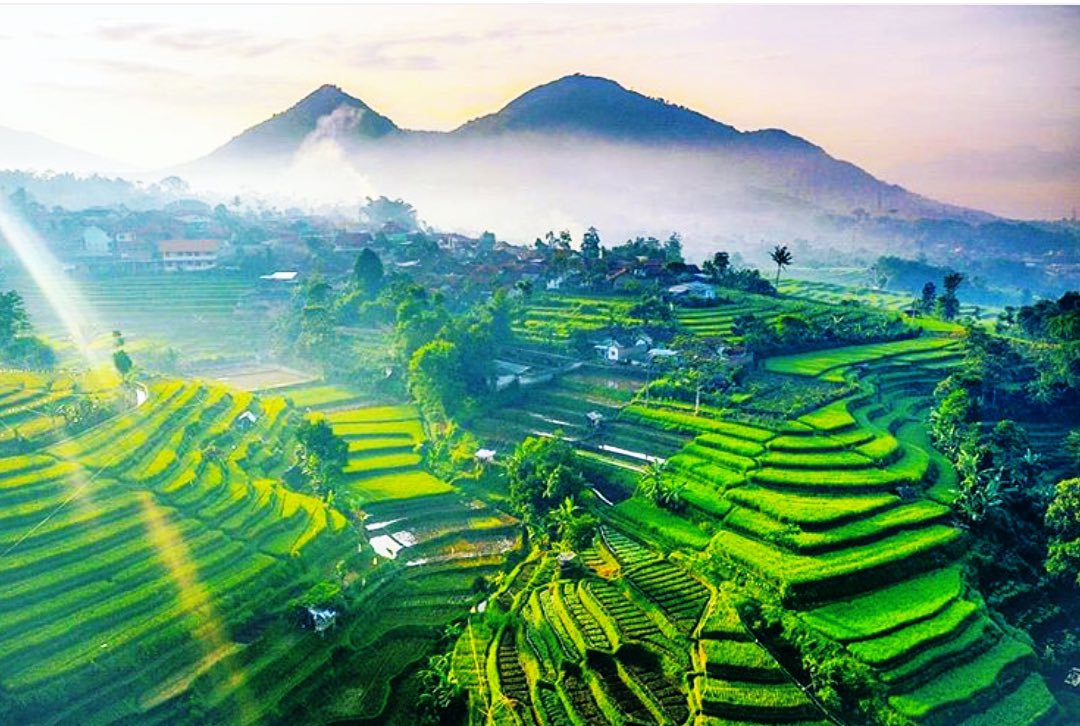 Selamat pagi dari indahnya ciptaan Tuhan di tanah Jawa Barat. Seperti pepatah Sunda English: “Cool ear, clear eyes” . Lokasi: Kampung ‘Thanos’ , Cilayung Cikuda Jatinangor Sumedang.  Foto: Daniel Dahni #jabarjuara