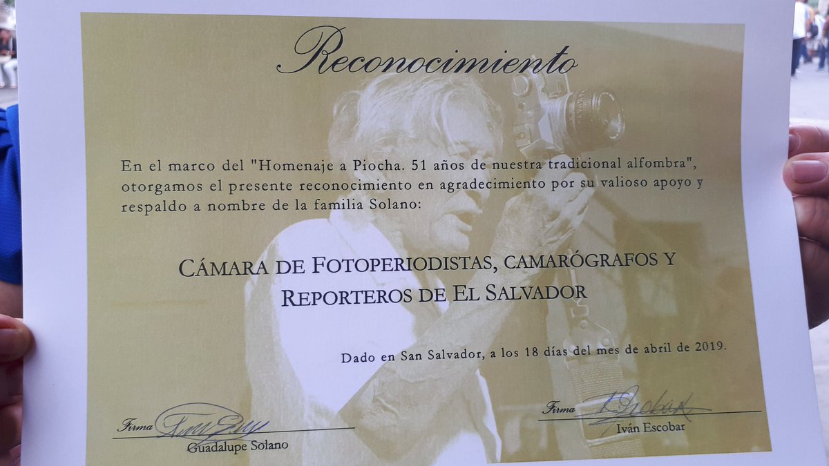 Xio_Galina's tweet photo. Gracias a la familia de #Piocha por este reconocimiento para el equipo de @cafocaressv https://t.co/zckFNDoO4H