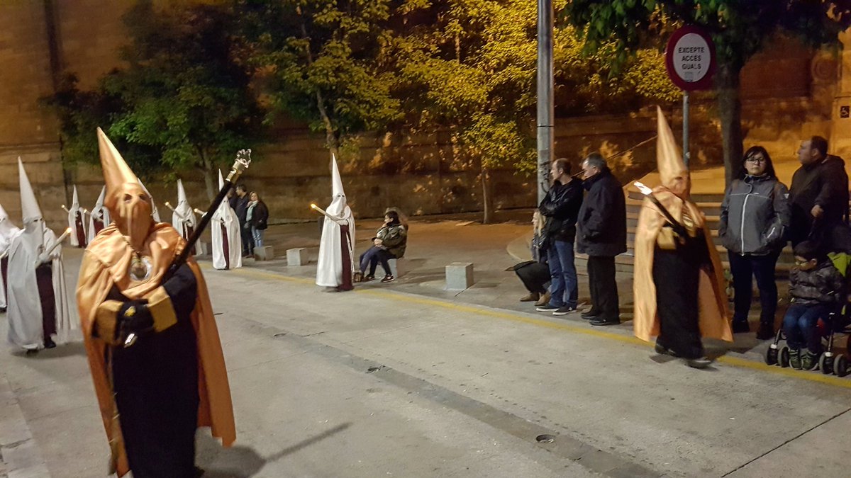 La #ProcessódelSilenci recorre el <a href="/CentreHistoric/">CentreHistòricLleida</a> de #Lleida una nova matinada de #DijousSant organitzada per la <a href="/CCristoAgonia/">Cristo Agonía Lleida</a>