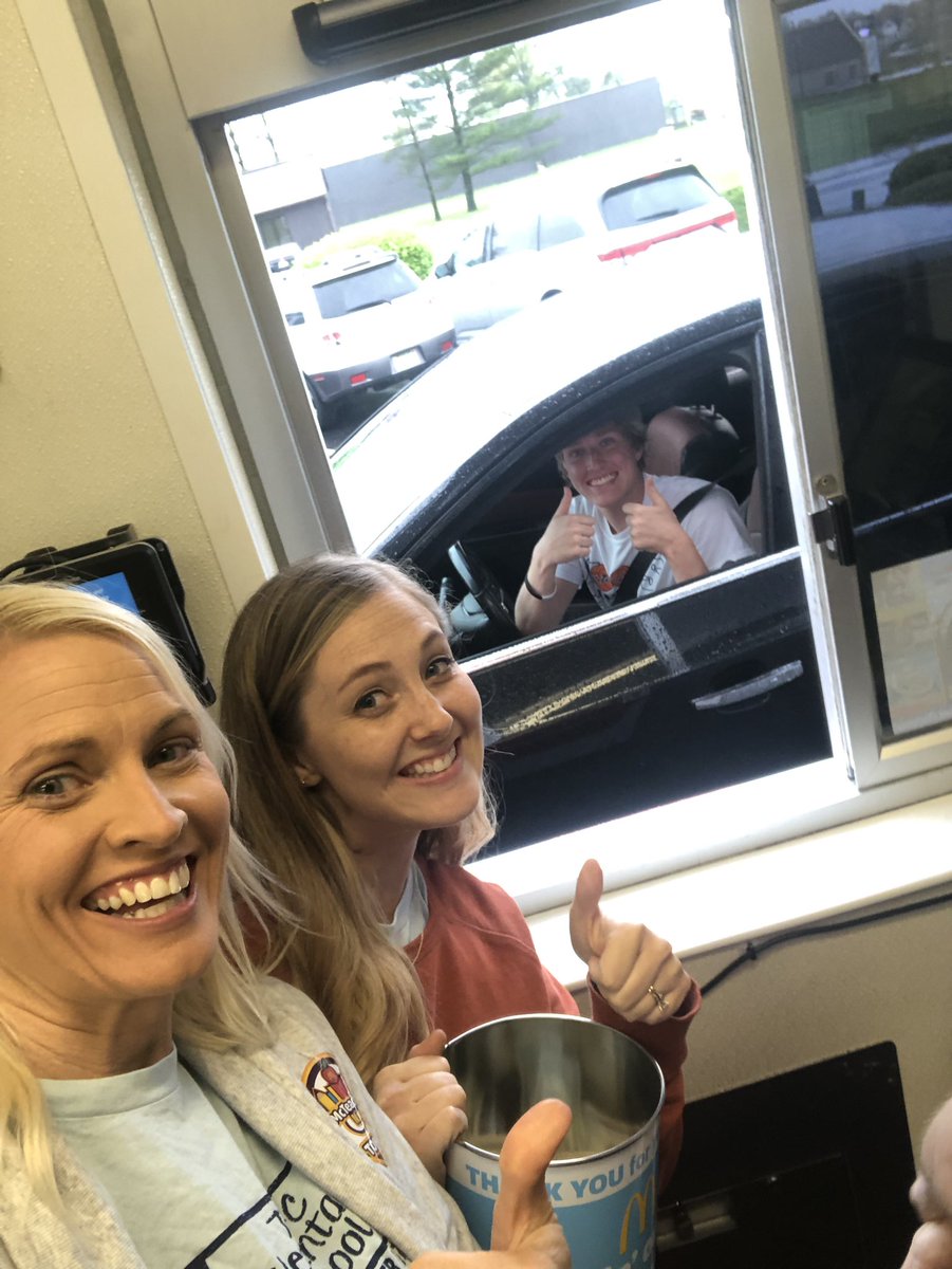 KinderKelly5's tweet photo. Thank you to all of you who bared long lines w/patience (a great example for kids) & helped support our school’s STEAM room! We loved helping our favorite people with their favorite food & seeing all the friendly faces in the lobby & in their car seats!! #TriCKDI #Carterville5 https://t.co/aKLeyptVWS