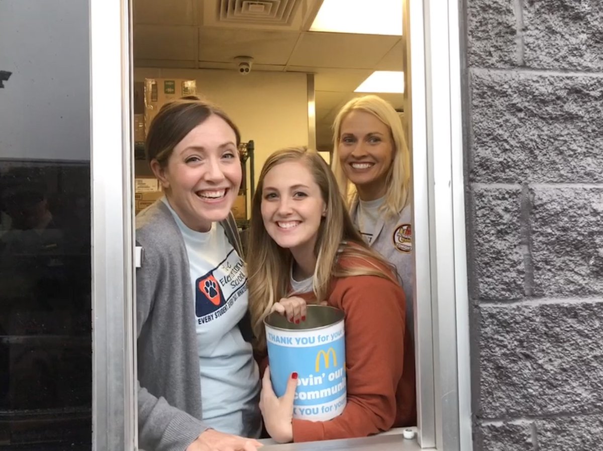 KinderKelly5's tweet photo. Thank you to all of you who bared long lines w/patience (a great example for kids) & helped support our school’s STEAM room! We loved helping our favorite people with their favorite food & seeing all the friendly faces in the lobby & in their car seats!! #TriCKDI #Carterville5 https://t.co/aKLeyptVWS
