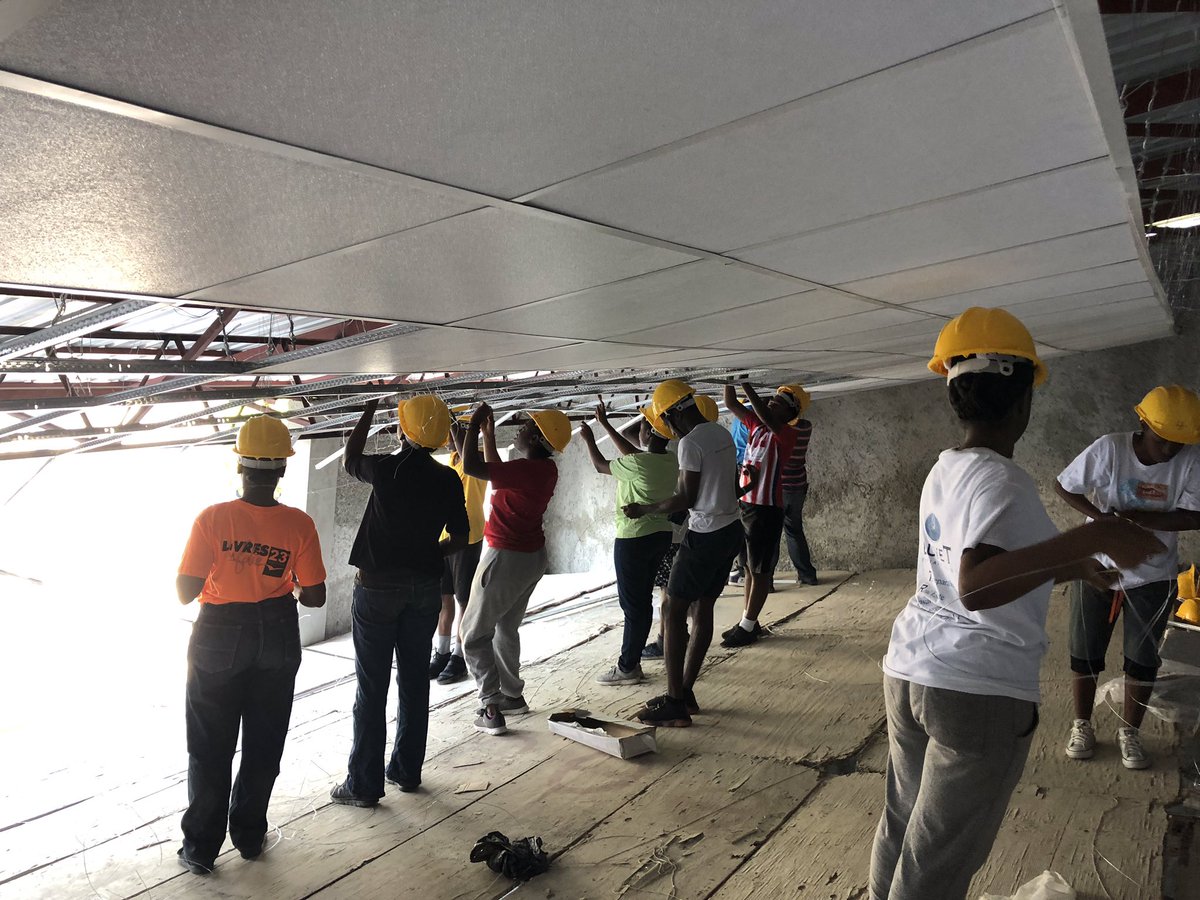 CGuyEtienne's tweet photo. Des élèves de 3ème, 2e et 1ère de #CattsPressoir, dans le cadre des travaux pratiques en Math et en Physique, installent le plafond du nouveau CDM du Collège. Ces travaux représentent 40% de leurs notes trimestrielles. #IntelligenceCollective #OneLearningPlanet @uca_education https://t.co/qGUOF5eDqI