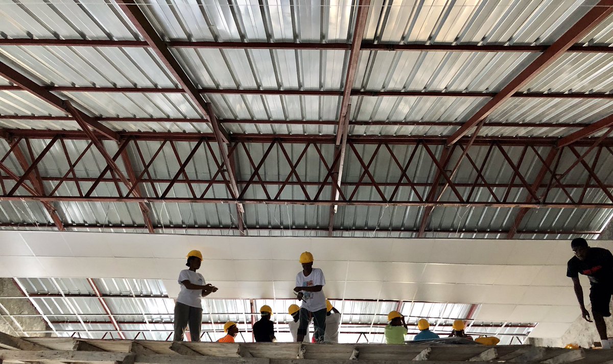 CGuyEtienne's tweet photo. Des élèves de 3ème, 2e et 1ère de #CattsPressoir, dans le cadre des travaux pratiques en Math et en Physique, installent le plafond du nouveau CDM du Collège. Ces travaux représentent 40% de leurs notes trimestrielles. #IntelligenceCollective #OneLearningPlanet @uca_education https://t.co/qGUOF5eDqI