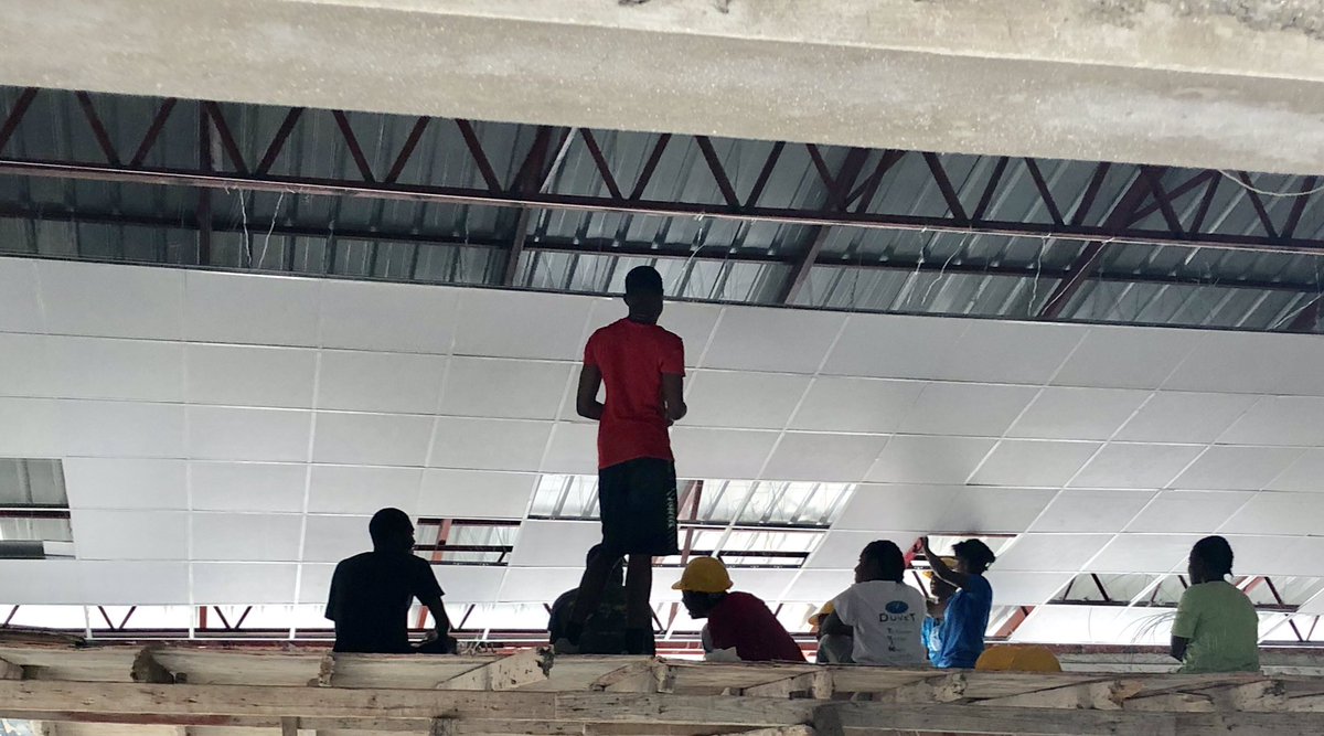 CGuyEtienne's tweet photo. Des élèves de 3ème, 2e et 1ère de #CattsPressoir, dans le cadre des travaux pratiques en Math et en Physique, installent le plafond du nouveau CDM du Collège. Ces travaux représentent 40% de leurs notes trimestrielles. #IntelligenceCollective #OneLearningPlanet @uca_education https://t.co/qGUOF5eDqI