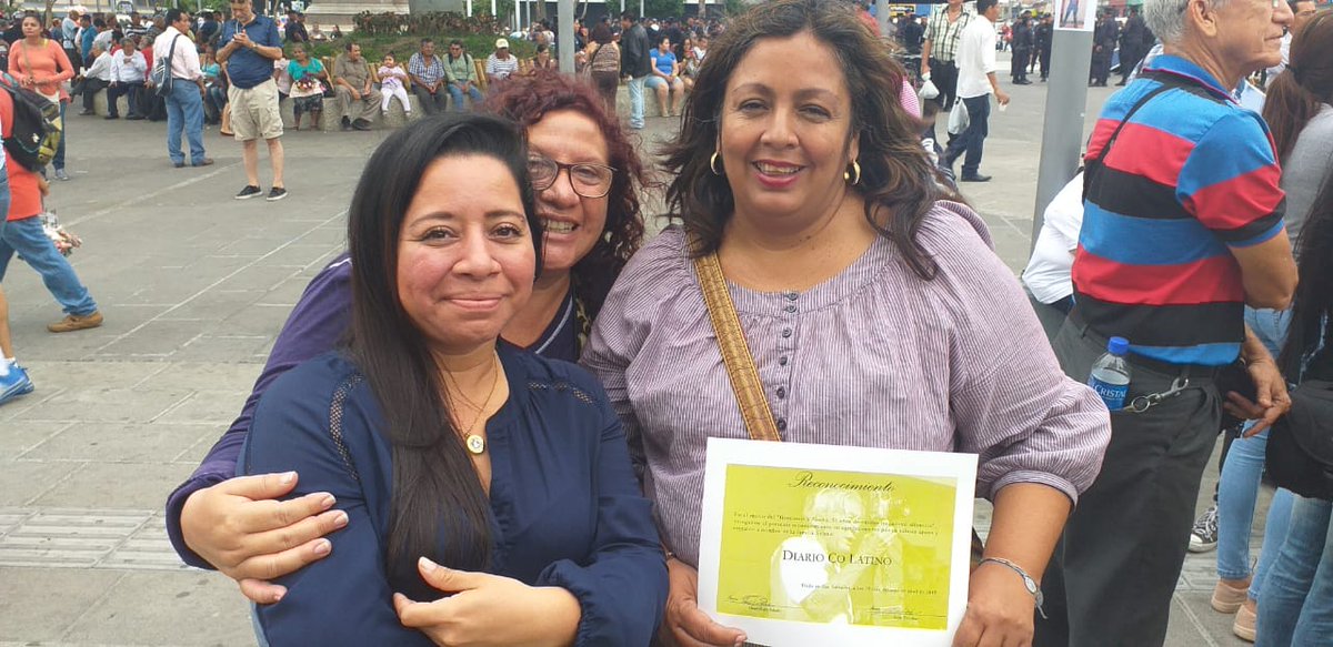 Xio_Galina's tweet photo. Ahí con los colegas en el homenaje de #Piocha
Al fin te salieron las fotos @Monica6784 😊 https://t.co/iHFcbUVCYb