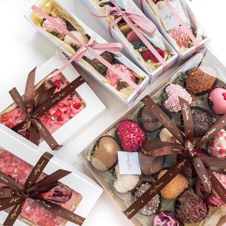 SlvrAiden's tweet photo. / Envio por um criado os presentes com um bilhete /
“Não tinha certeza de que chocolate gostava então comprei todos eles. Sinta-se livre para fazer o que quiser com os doces.”
ღ @lightscaraly
#TODChallenge
#SweetEaster https://t.co/M10cwNpQLy