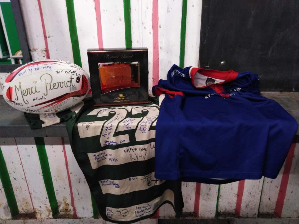 BrucRugby's tweet photo. Le @BrucRugby c’est avant tout une famille. T’y rentres, t’en fais partie pour toujours.
C’est le cas de Pierrot, le basque du club, qui rentre en Métropole.
Laster Arte cher ami. Merci pour tout ce que tu as fait pour le club ❤️ #Baskeri #Masque1club #Bruc1jour #Bructoujours https://t.co/a8NtLALdPw
