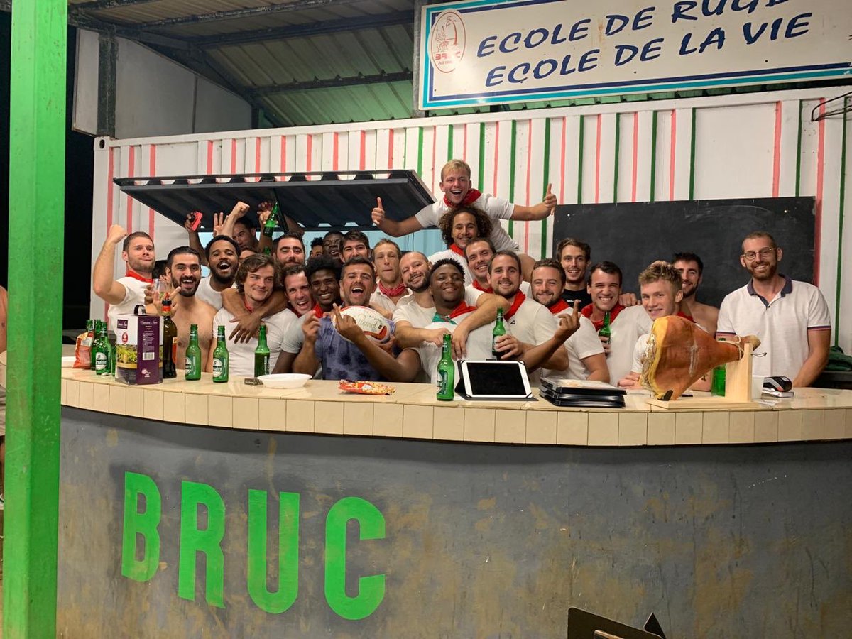 BrucRugby's tweet photo. Le @BrucRugby c’est avant tout une famille. T’y rentres, t’en fais partie pour toujours.
C’est le cas de Pierrot, le basque du club, qui rentre en Métropole.
Laster Arte cher ami. Merci pour tout ce que tu as fait pour le club ❤️ #Baskeri #Masque1club #Bruc1jour #Bructoujours https://t.co/a8NtLALdPw