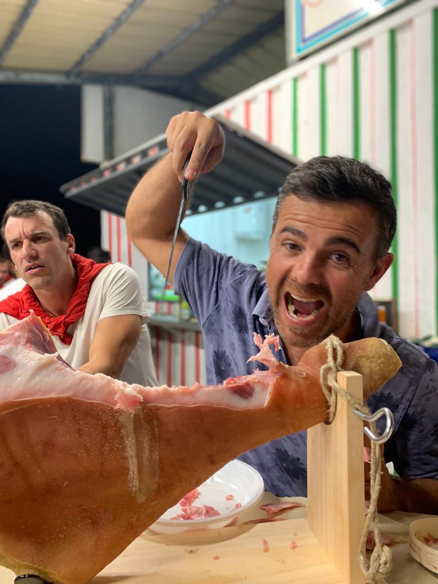 BrucRugby's tweet photo. Le @BrucRugby c’est avant tout une famille. T’y rentres, t’en fais partie pour toujours.
C’est le cas de Pierrot, le basque du club, qui rentre en Métropole.
Laster Arte cher ami. Merci pour tout ce que tu as fait pour le club ❤️ #Baskeri #Masque1club #Bruc1jour #Bructoujours https://t.co/a8NtLALdPw