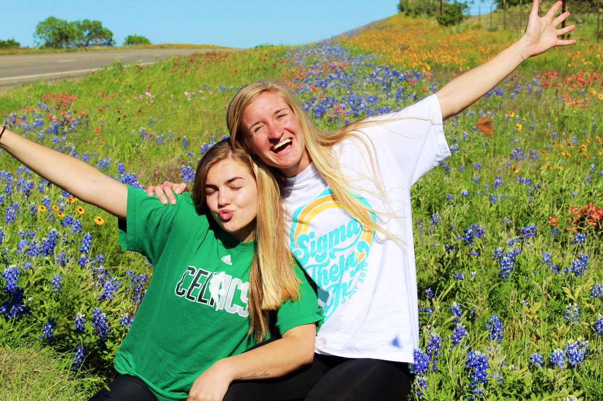 Woah hey! Found a gr8 blue bonnet patch on the side of the road! Life’s too short to drive right by them! Find some friends like these &amp; have an impromptu photo sesh on the side of the highway!