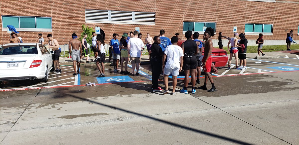 GoonRecruits's tweet photo. During the passover Jesus washed his disciples feet to teach servant leadership. We washed the cars free of charge of teachers, parents, and our community. Then we came together and broke bread as a Team. GOONS. Family. #FAMILYAPPRECIATION #CHARACTERLESSON https://t.co/sYZsGjYK6c