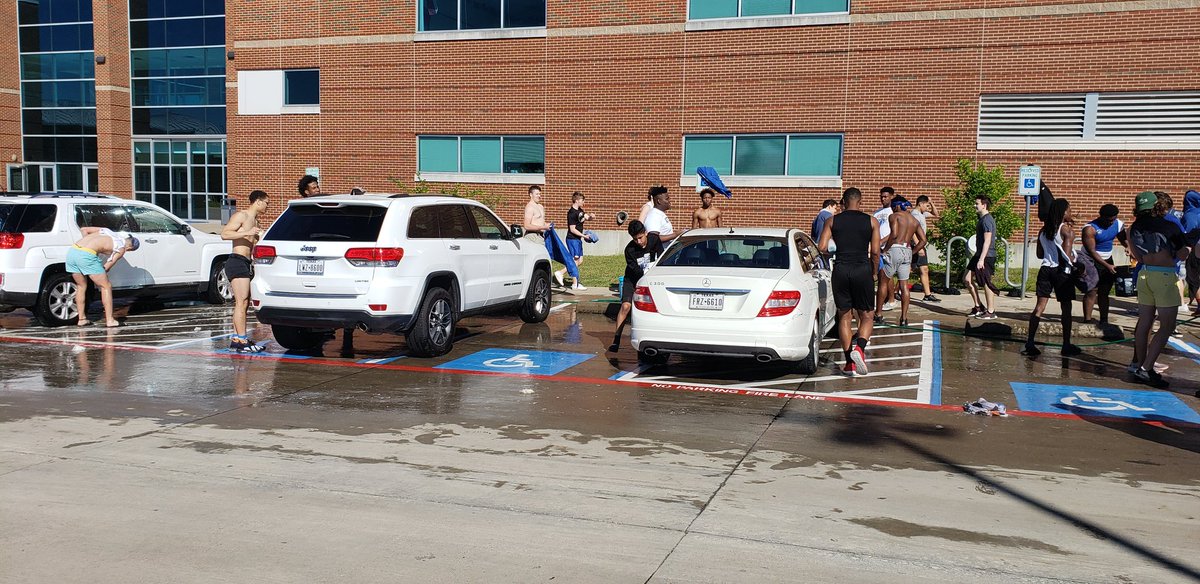 GoonRecruits's tweet photo. During the passover Jesus washed his disciples feet to teach servant leadership. We washed the cars free of charge of teachers, parents, and our community. Then we came together and broke bread as a Team. GOONS. Family. #FAMILYAPPRECIATION #CHARACTERLESSON https://t.co/sYZsGjYK6c