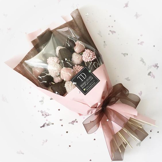 lorcanglight's tweet photo. @GoldlightIvy / Antes de me aproximar pego com o focinho seu presente, pulando na cama ao pousar o bouquet ao lado das panquecas, inclinando minha cabeça empurrando levemente sua coxa. /
#TODChallenge
#SweetEaster https://t.co/8xVgEHCSRU