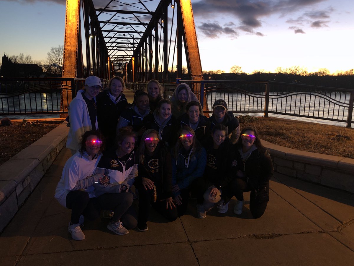 UWECGYM's tweet photo. Beautiful night in Eau Claire cheering on all the runners!! #runwiththecops #team49 https://t.co/hPQc8KNIg5
