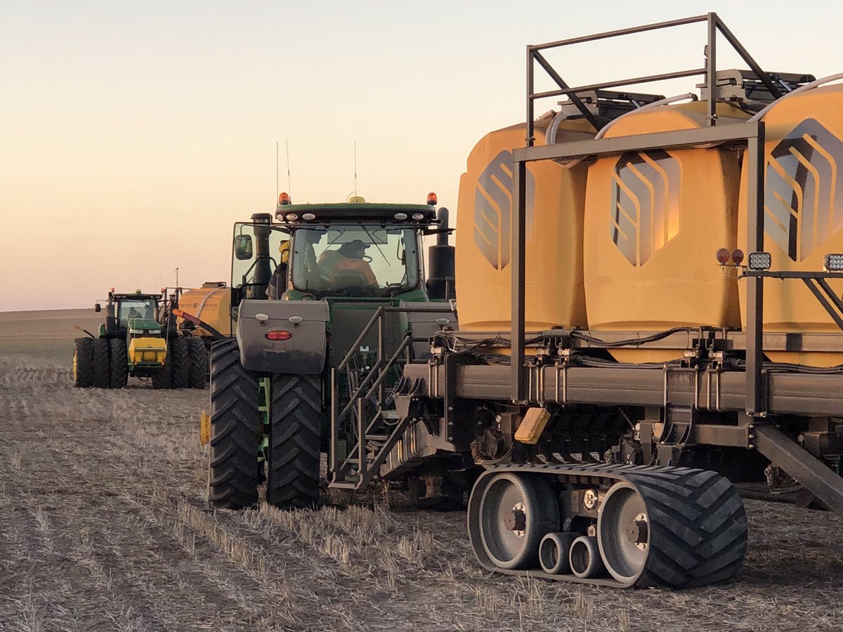 Doctor_650's tweet image. Young fellas consuming this new technology like its breakfast....me, I just take pictures. #seedmaster #JohnDeere #sharedcoverage #canola #plant19 #seeding19