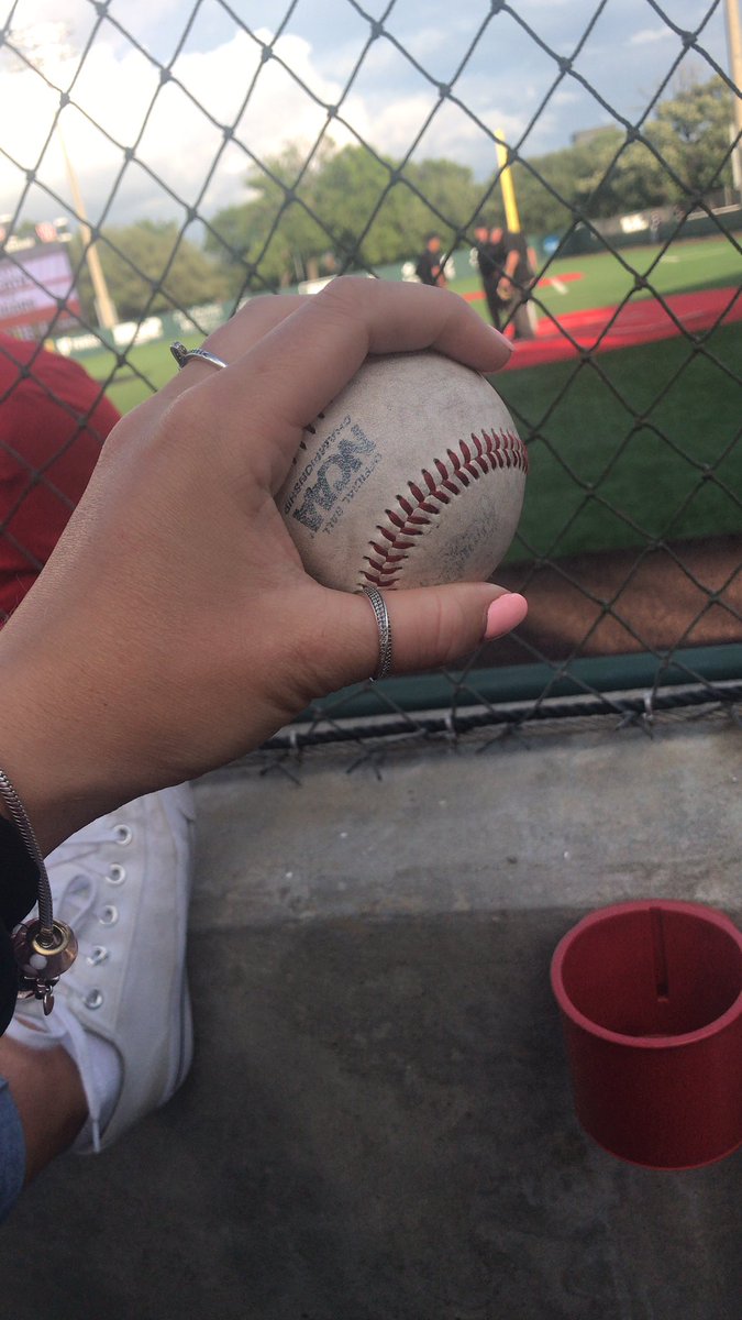 Great to throw the first pitch at tonights game with <a href="/majo1801/">MajoMtz</a> <a href="/amanda_elich/">Amanda Elich</a> To celebrate our win🏆 big thanks to <a href="/UHCougarBB/">Houston Baseball</a> ⚾️