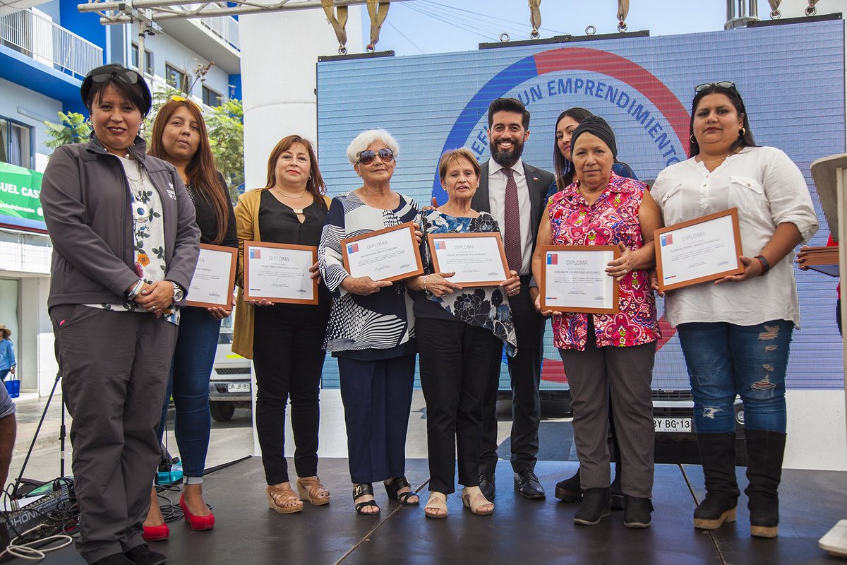GOREAntofagasta's tweet photo. HOY📍Nuestro Int. Marco Antonio Díaz junto a parte de su gabinete participó en la ceremonia de entrega de certificados a 120 usuarios de #ProgramasDeEmprendimiento @Fosis_Antof de @Dsocial_II de la comuna de #Antofagasta #ChileAprendeMás #ChileEnMarcha #ChileLoHacemosTodos https://t.co/38jNWIDcw0