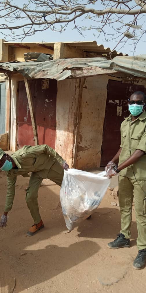 IamAIOS's tweet photo. #TrashChallenge by @nemanigeria NEMA CDS group in conjunction with SEPA at Fatima Baika market, popularly known as Central Market in Katsina, Katsina state.
#trash
#trashpickingchallenge
#trashtagchallenge
#CleanUp
#safety
#safe https://t.co/3YgqiQXMVH