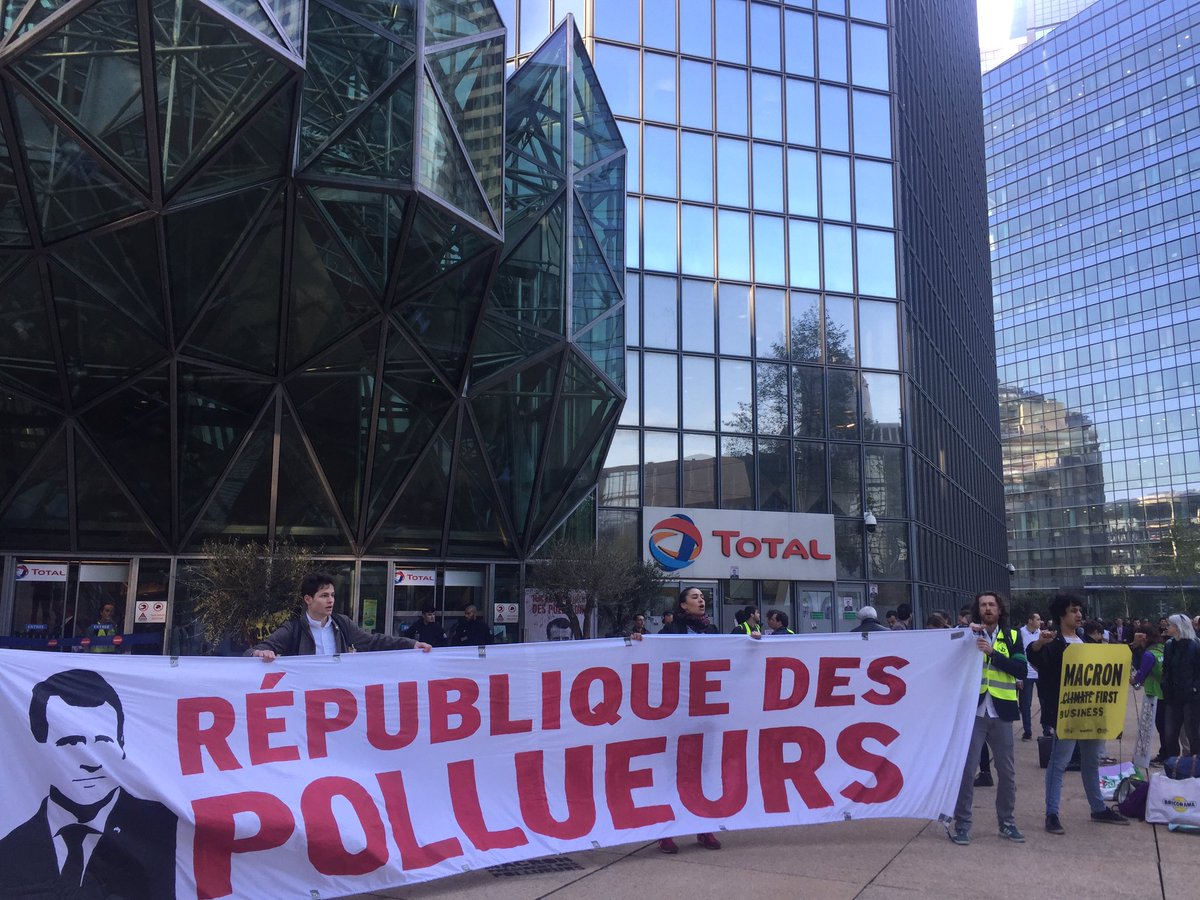 350France's tweet photo. #laDefensebloquée @Total est bloqué. Mettons fin à la complicité du gouvernement et de nos institutions. Mettons fin à la #républiquedespollueurs. #zerofossile https://t.co/CNndaIXsFC