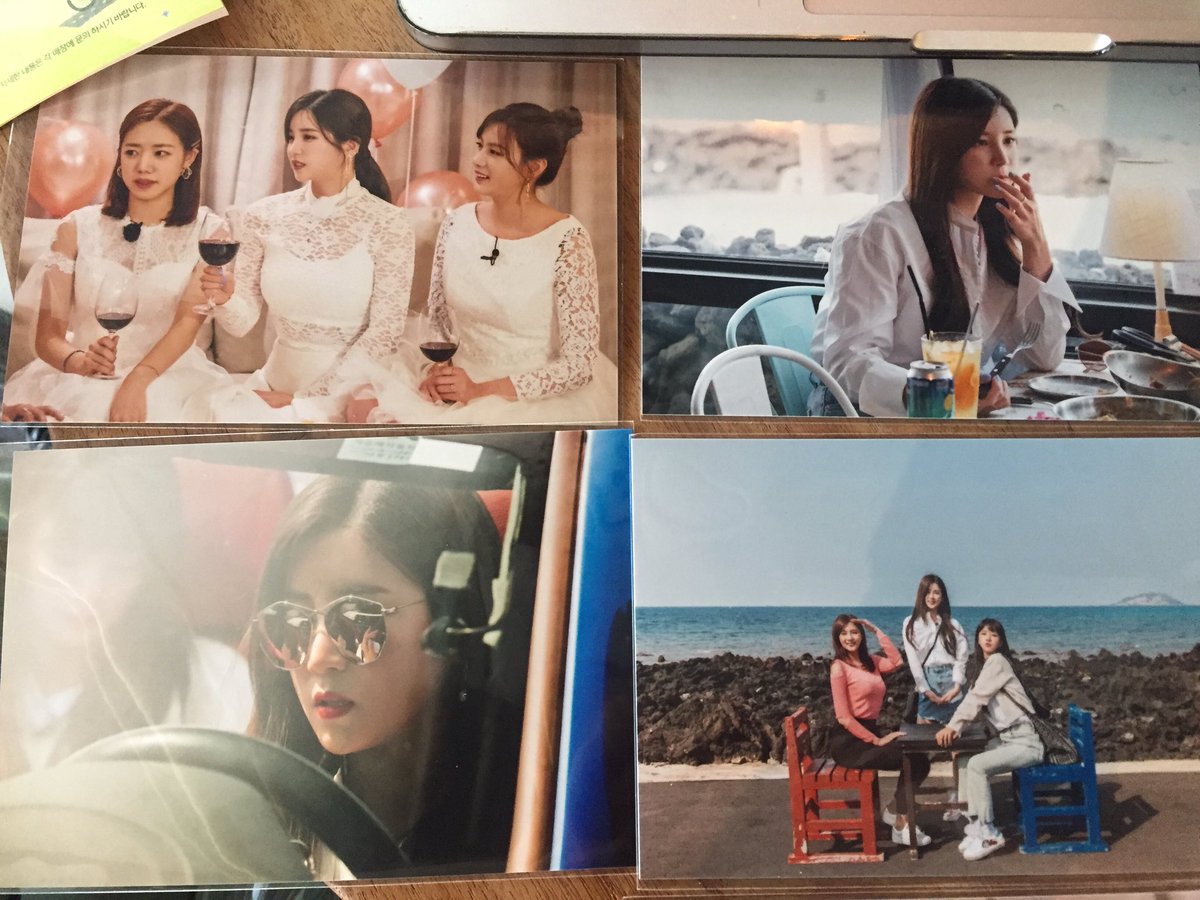 Anuparb1's tweet photo. #Apink รูปจาก pop-up store โขรง จาดรูปกลุ่ม 2 ใบ https://t.co/VLsIr1aIoK