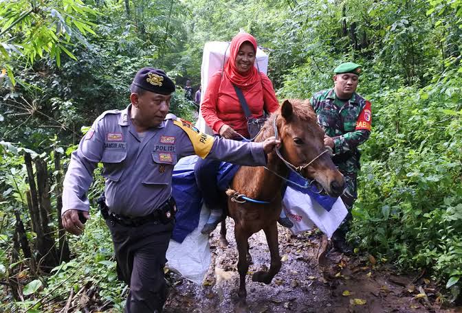 PartaiSocmed's tweet photo. Mulai dari teman2 TNI dan Polri. 
#IndonesianElectionHeroes https://t.co/75SwxtGZhq