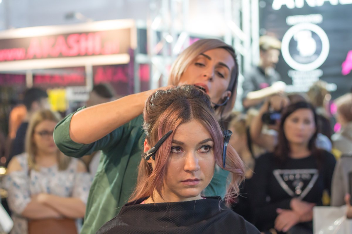 artistique_pl's tweet photo. Kto z Was nie miaล szansy na ลผywo zobaczyฤ tego pokazu, to zapraszamy na videorelacjฤ! Hair by Sobocinska na targach fryzjerskich look 2019.
https://t.co/1LKZ5lkzT8
#progresswrzesnia #progress #szczecin #wrzesnia #artistique #artistiquepolska #perfectpastels #hairspray #like https://t.co/lmJl8TWEsc