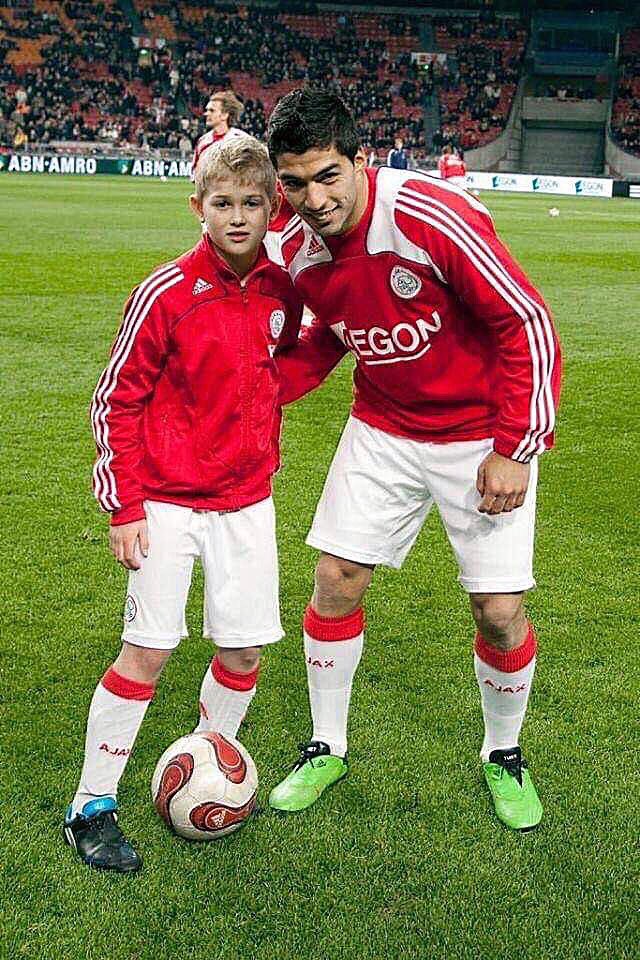 Бывший бомбардир «Аякса» и нынешний капитан «Аякса». Оба в этом сезоне сыграют в полуфиналах ЛЧ 💪🏼💪🏼
#Суарес #ДеЛигт