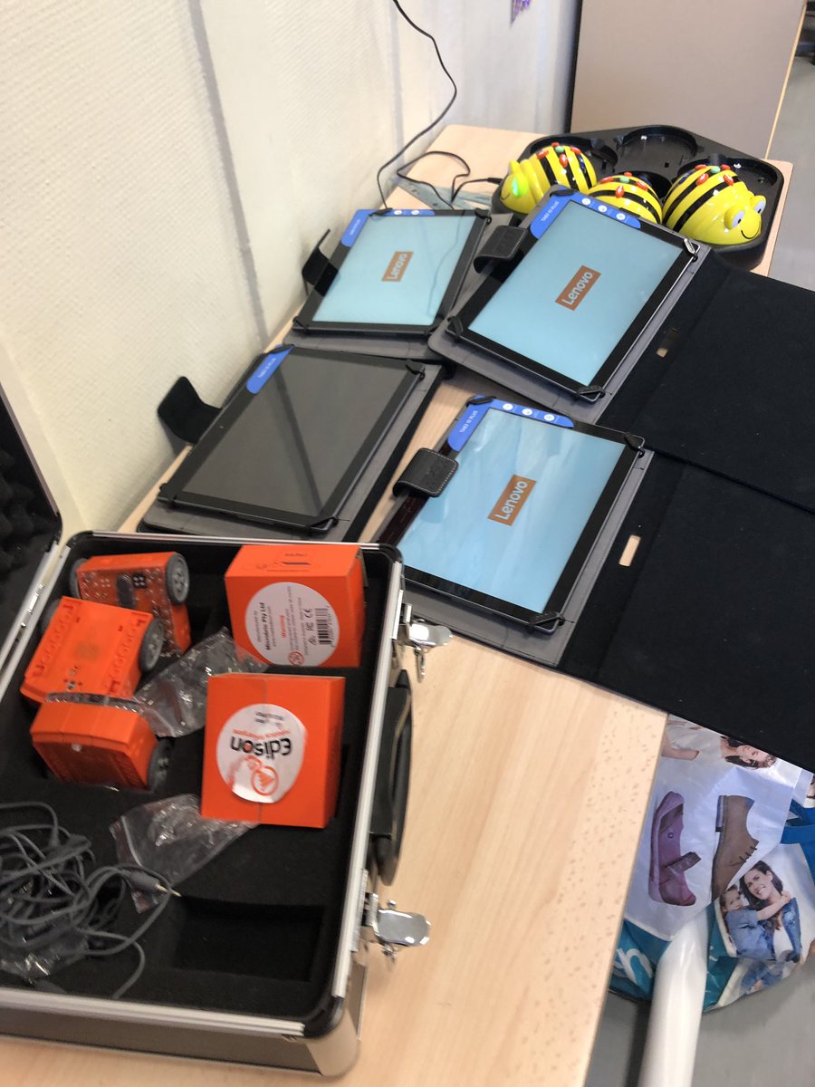 CStracka's tweet photo. Le matériel est prêt pour les défis #10001codeurs https://t.co/ip5ZbJ3LvG
