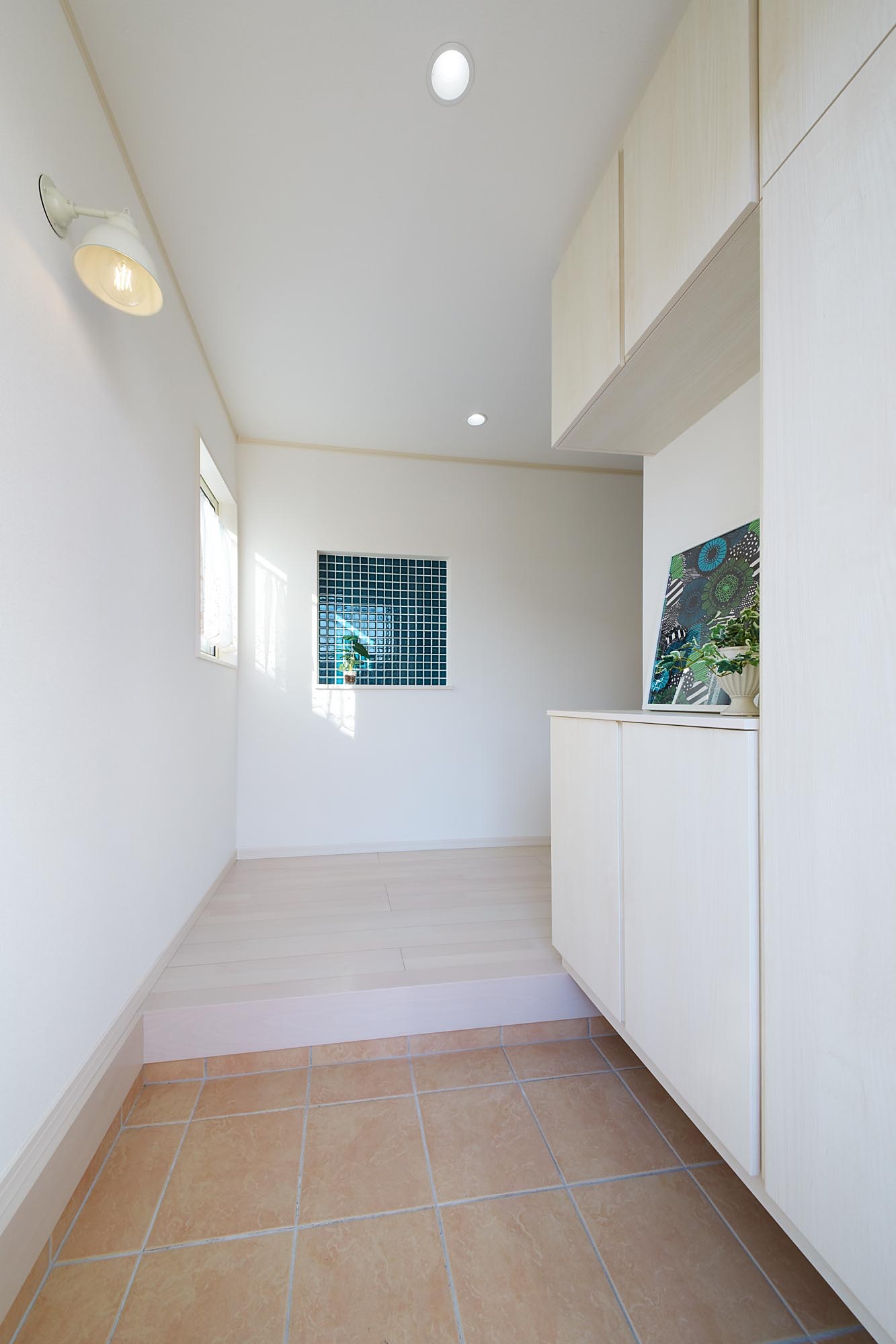 ট ইট র ビューデザイン建築設計事務所 玄関正面のニッチにはマリンブルーの水彩タイルを施工 グラデーションを感じるタイルは やさしく上品なカラーです Diy Diy施工 水彩タイル リフォーム リノベーション 注文住宅 企画型住宅 家づくり