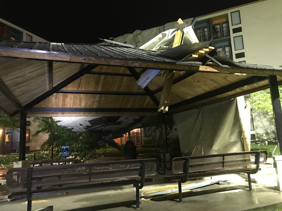 WVLTCasey's tweet photo. No one was hurt but look at this. Part of the roof blew off these apartments in downtown Knoxville. 

https://t.co/JcsInXeL5I https://t.co/TXb4frAlXm