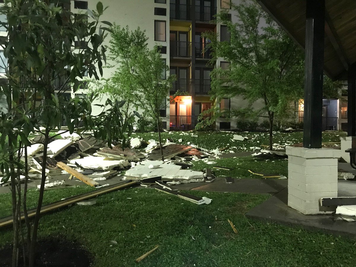 WVLTCasey's tweet photo. No one was hurt but look at this. Part of the roof blew off these apartments in downtown Knoxville. 

https://t.co/JcsInXeL5I https://t.co/TXb4frAlXm